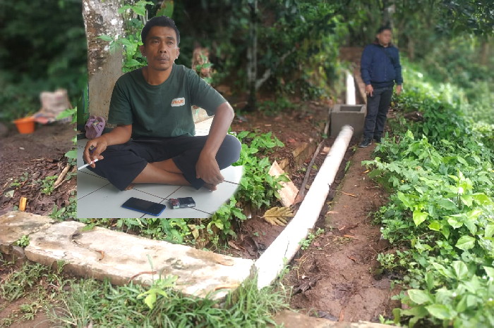 Mudah mudahan Tahun depan Pemerintah bisa mengucurkan bantuan untuk Embung yang arealnya di Blok Keramat, ‘ kata Atep Ketua Poktan Citramandiri ( Dok.Hariansumedang.com / Tatang Tarmedi )