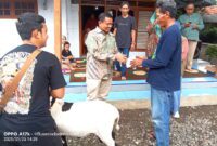 H.Dony sambangi warga Dusun Kokoncong RT 03 RW 07 Desa Tolengas Kecamatan Tomo ( Dok.Hariansumedang.com/ Dody NSH)