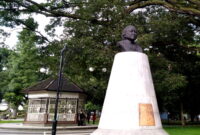 Salah satu daya tariknya, patung Dewi Sartika,  menggambarkan tokoh pendidikan dan pahlawan nasional  pejuang pendidikan perempuan. ( Sumber : Bandung.go.id )