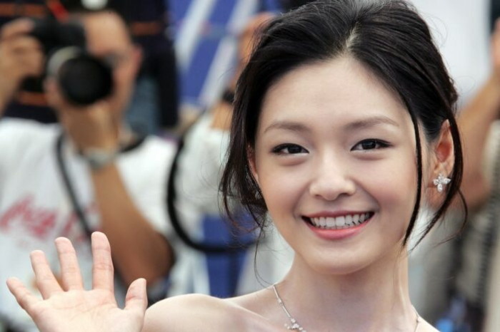 (FILES) Taiwanese actress Barbie Hsu poses during a photocall for Chinese director Su Chao Pin's film 'Guisi' (Silk) at the 59th edition of the International Cannes Film Festival in Cannes, southern France, 24 May 2006. Taiwanese star Barbie Hsu, who was hugely popular across Asia for her leading role in the 2001 television drama 