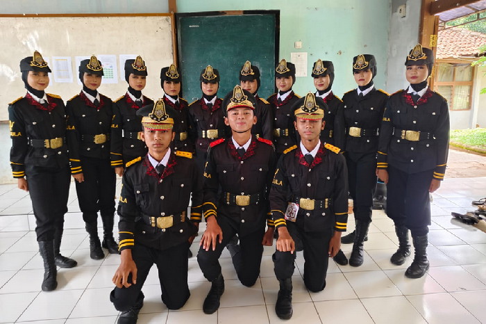 Setelah mengukir sejarah di ajang Rantang Pramuka dan Lintas Alam tingkat provinsi, kini sekolah yang digawangi Iloh Tusilah SPd mencoba untuk paskibra.( Dok.Hariansumedang.com / Novi EH ) ***