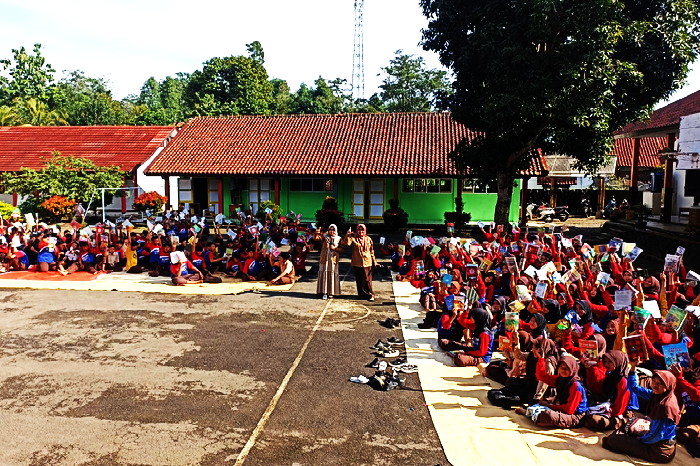 SMPN 2 Conggeang setiap akhir pekan rutin melaksanakan Gerakkan Literasi Numerasi Sekolah (Gelinus) / Novi