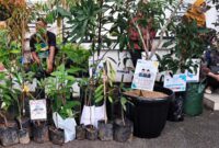 Bibit tanaman buah-buahan sebagai bentuk ucapan selamat kepada Bupati dan Wakil Bupati H.Dony Munir dan Fajar Aldila ( Dok.Harian Sumedang / Tatang Rarmedi )