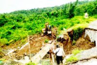 Alat berat ( Beko ) sudah mulai operasi membenahi tanah di sekitar jalan yang putus.( Dok.Hariansumedang.com / Priadi )