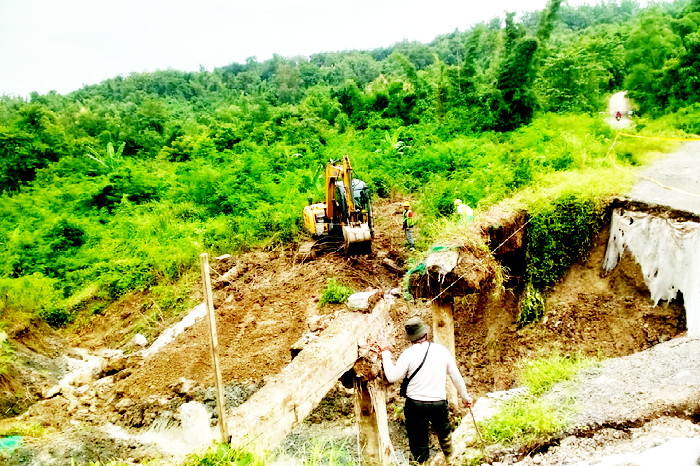 Alat berat ( Beko ) sudah mulai operasi membenahi tanah di sekitar jalan yang putus.( Dok.Hariansumedang.com / Priadi )
