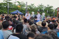 Masa menunggu sejak siang sambil menikmati jajanan gratis yang telah disediakan Pemkab Majalengka sebanyak 100 pedagang yang ada di kawasan kota Majalengka. ( Dok.Hariansumedang.com / Abdul Haris )