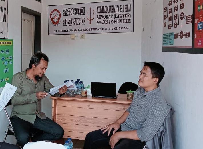 Pihak yang mewakili pengurus lama, melalui kuasa hukum Danu Ismanto dan Dede Aif Mussofa, mengajukan laporan dugaan pelanggaran hukum ke Polres Sumedang ( Dok.Hariansumedang.com / Abdul Haris )