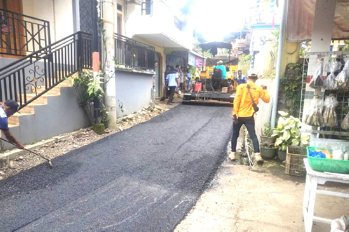 Panjang hotmix 420 meter dengan lebar rata-rata 3 Meter. Pekerjaan dilaksanakan CV.Aryasetya MMP. ( Dok.Hariansumedang.com / Tatang Tarmedi )