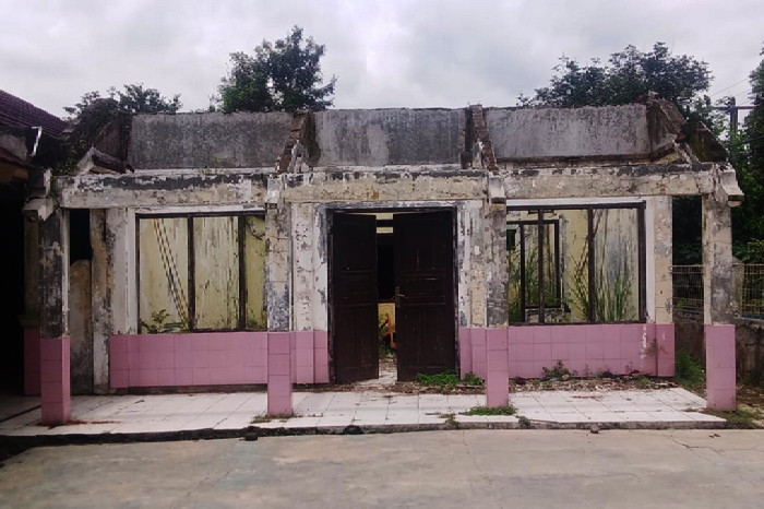 Saking lamanya terbengkalai, bangunan tersebut akhirnya menjadi identitas tersendiri bagi SD Negeri Ancol. Satu-satunya SD di Darmaraja yang ada rangka bangunan terbengkalai. ( Dok.Hariansumedang.com / Dody Nsh )