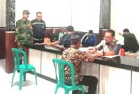 Pembagian sertifikat tersebut dilaksanakan petugas Pendaftaran Tanah Sistematis Lengkap ( PTSL )
Desa Padaasih dan didampingi pihak BPN Sumedang. ( Dok.Hariansumedang.com / Priadi )