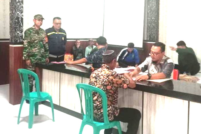 Pembagian sertifikat tersebut dilaksanakan petugas Pendaftaran Tanah Sistematis Lengkap ( PTSL )
Desa Padaasih dan didampingi pihak BPN Sumedang. ( Dok.Hariansumedang.com / Priadi )