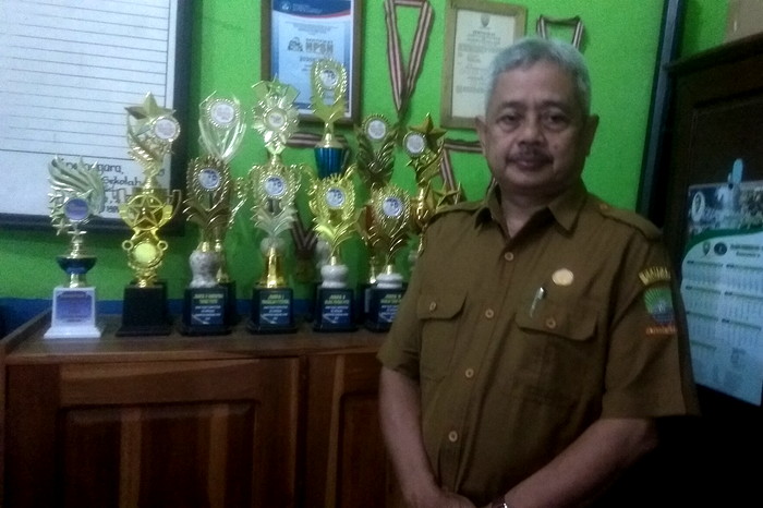 Kasek Maman membawa SD Negeri Cipunagara menjadi langganan juara tenis meja ( Dok.Hariansumedang.com / Tatang Tarmedi )
