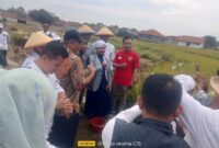 Panen dilaksanakan secara simbolis oleh Bupati Majalengka, Drs.H.Eman Suherman,M.M . dan Plt, DKP3 Kabupaten Majalengka Agus Permana (Dok.Hariansumedang.com / Abdul Haris)