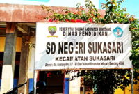 Kondisi ini membuat Kepala Sekolah, Wasmana S.Pd. SD, merasa prihatin karena para siswanya terpaksa belajar dalam kondisi yang kurang memadai ( Dok.Hariansumedang.com / dody )
