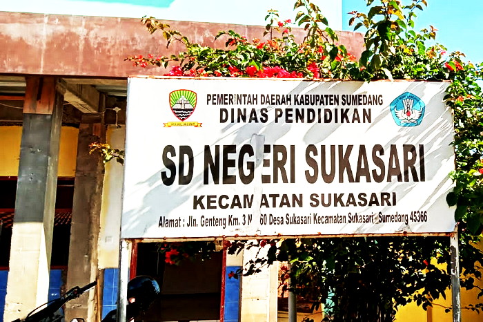 Kondisi ini membuat Kepala Sekolah, Wasmana S.Pd. SD, merasa prihatin karena para siswanya terpaksa belajar dalam kondisi yang kurang memadai ( Dok.Hariansumedang.com / dody )