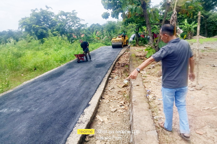 Peningkatan kualitas jalan ini termasuk skala prioritas dengan penganggaran dari Dana Desa Tahun 2025 Tahap 1 ( Dok.hariansumedang.com / Abdul Haris ).