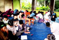 Siswa SDN Padasuka Sumedang belajar di lantai gara-gara rehab ruang kelas tidak tuntas-tuntas ( Dok. Hariansunedang.com / Nsh )