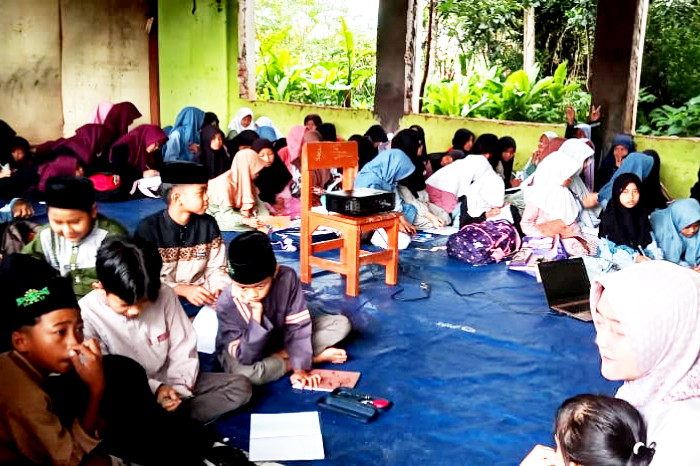 Siswa SDN Padasuka Sumedang belajar di lantai gara-gara rehab ruang kelas tidak tuntas-tuntas ( Dok. Hariansunedang.com / Nsh )