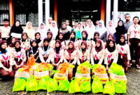 Dengan penuh semangat dan senyuman, mereka membagikan takjil kepada masyarakat ( Dok.Hariansumedang.com / Novi )