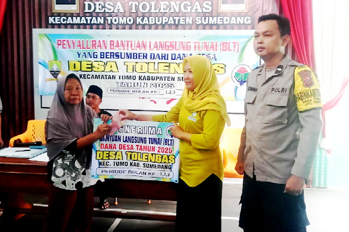 Acara berlangsung di aula Desa Tolengas dibuka langsung Kepala Desa Nenih dan didampingi  Babinkamtibmas  Aipda Irwan Setiawan. (Dok.hariansumedang.com / Abdul Haris )
