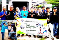 IWOI Majalengka bagi-bagi Takjil kepada masyarakat pengguna jalan ( Abdul Haris )