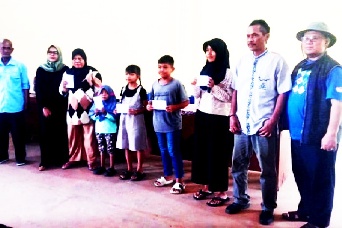 Bingkisan dibagikan di Gedung Serba Guna Desa Palabuan, Kamis 26/03/2025 atau 4 hari sebelum lebaran kepada BPD, LPM, Kader PKK/Posyandu serta RT/RW. Juga 60 anak yatim-piatu. ( Dok.Hariansumedang.com / Abdul Haris )