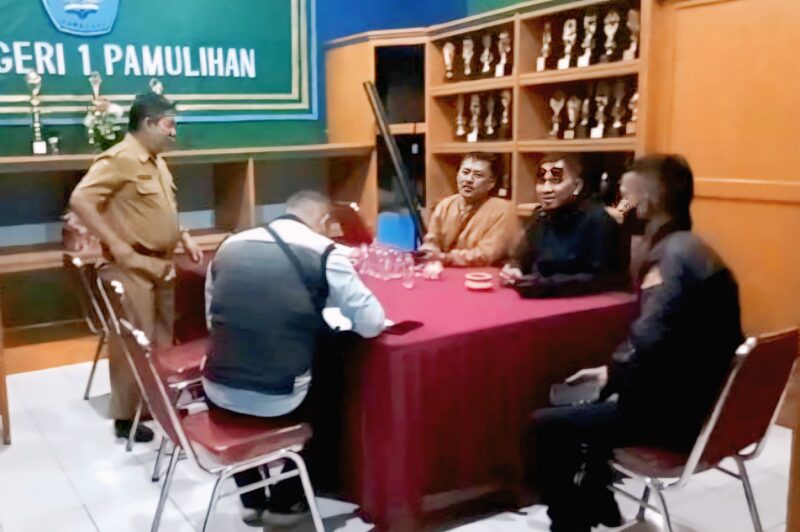 Setidaknya, perilaku tadi dirasakan tidak saja oleh banyak guru dan staf TU di sekolah yang pernah dipimpinnya, tapi pula oleh kalangan wartawan. ( Dok.Hariansumedang.com / Dody Nsh )