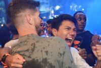 Bek senior PERSIB, Achmad Jufriyanto turut berteriak histeris merayakan keberhasilan PERSIB menjadi juara. ( Sumber : persib.go.id )