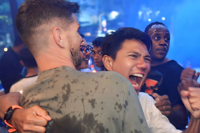 Bek senior PERSIB, Achmad Jufriyanto turut berteriak histeris merayakan keberhasilan PERSIB menjadi juara. ( Sumber : persib.go.id )