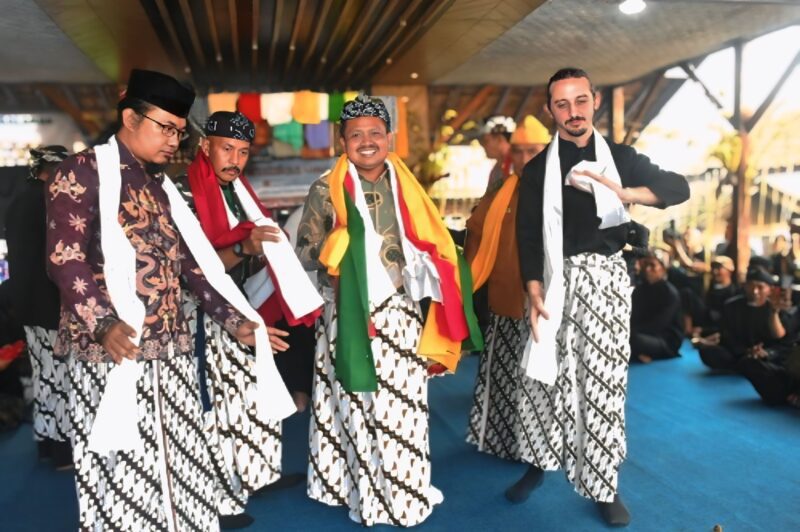 Bupati Sumedang pada acara adat Ngalaksa  Tahun 2025 di Rancakalong.