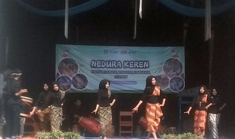 Kreasi seni siswa tampil diantaranya seni reak barongan, pencak silat dan tari-tarian, di awal acara lantunan ayat suci Al Qur’an dari salah seorang siswi ( Dok.Hariansumedang.com / Tatang Tarmedi )