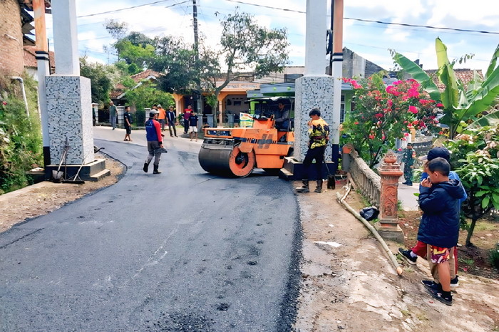 Proyek infrastruktur panjang 1.130 meter, lebar 2,5 meter dan ketebalan 3 cm ini sumber dananya diambil dari Dana Desa (DD) Tahap I Tahun Anggaran 2025-2026. ( Dok.Hariansumedang.com / Dody Nsh )