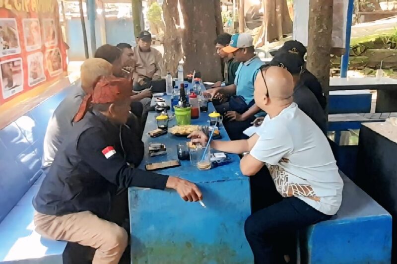 Seluruh anggota dan kepengurusan DPD IWOI Majalengka dapat dengan bebas menyampaikan pendapat, bertanya, dan mendengarkan satu sama lain. ( Dok.Hariansumedang.com / Abdul Haris )