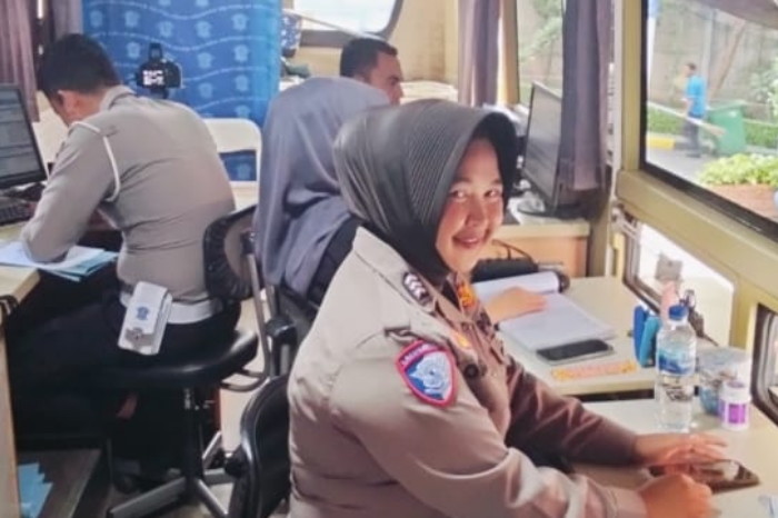 Tampaknya, bukan sekadar melayani tugas administratif, Simling ini berupaya menciptakan layanan menyenangkan ( Dok.Haroansumedang.com / Dody Nsh )