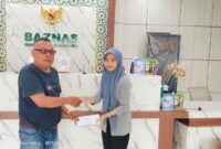 Penyerahan bantuan dari pihsk Baznas Sumedang ke pihak  DKM Ar-rihman ( Dok.Gariansumedang.com / Dody Nsh )