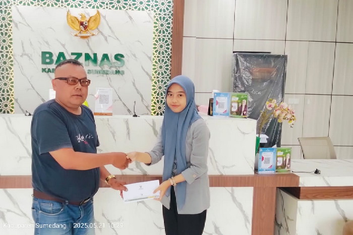 Penyerahan bantuan dari pihsk Baznas Sumedang ke pihak  DKM Ar-rihman ( Dok.Gariansumedang.com / Dody Nsh )