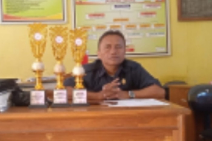 Kepsek SDN Cimanuk merangkap Kepala SDN Cibuluh ( Dok.Hariansumedang.com / Abdul Haris )