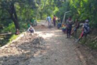 Puraga tadi dijalankan sebagai inisiatif warga karena katanya jalan sudah lama rusak belum adanya perbaikan dari dinas PUTR Kabupaten Sumedang, ( Dok.Hariansumedang.com / Abdul Haris )