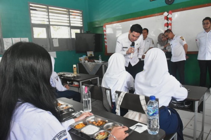 Fajar menyampaikan, secara umum kondisi sekolah cukup bersih, namun beberapa hal penting masih perlu dievaluasi ( Sumber : Sumedangkab.go.id )