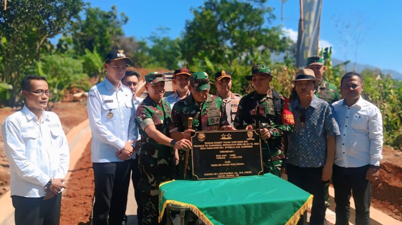 Upacara penutupan dipimpin Pangdam III Siliwangi beserta jajaran TNI dan Polri disaksikan Wakil Bupati M. Fajar Aldilla beserta jajaran Forkopimda. ( Dok.Hariansumedang.com / Siti Kowati )
