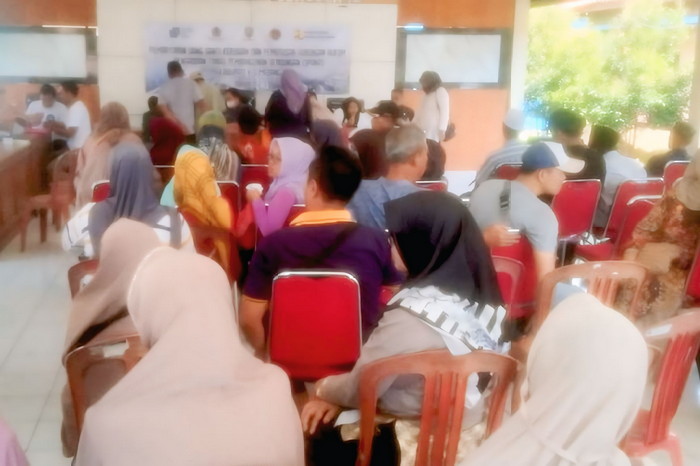 Para OTD Bendungan Cipanas saat menerima uang ganti rugi ,( UGR ) di Aula Kantor Kec. Conggeang. Kamis, 5 Juni 2025. ( Dok.Hariansumedang.com / Supriadi )