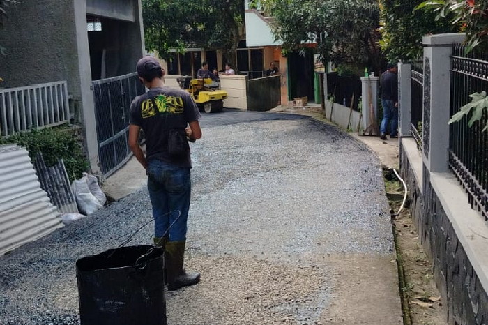 Berdasarkan informasi dari plang proyek, jalan dihotmix sepanjang 150 meter dengan lebar 4 meter, menggunakan Dana Desa Tahun 2025 sebesar Rp. 85 Juta.( Dok.Hariansumedang.com / Dody Nsh)