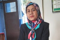 Kasek SMP Negeri Sukasari di sela-sela kesibukannya memantau ASAT ( Dok.Hariansumedang.com / Dody Nsh )