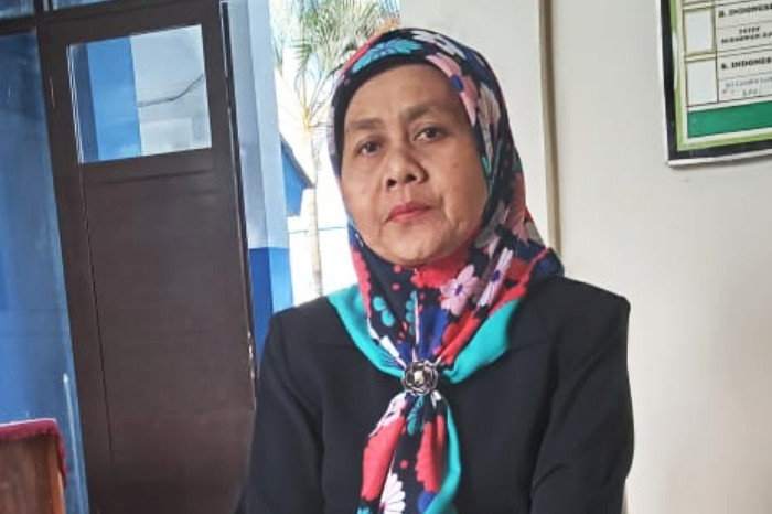 Kasek SMP Negeri Sukasari di sela-sela kesibukannya memantau ASAT ( Dok.Hariansumedang.com / Dody Nsh )