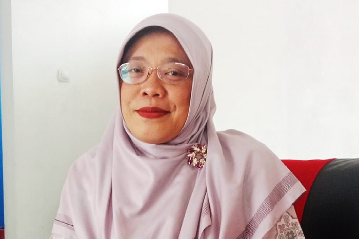 Dr. Cucu Suhartini, Kepala SMP Negeri 4 Jatinangor pendekatan agama lebih penting ( Dok.Hariansumedang.com / Tatang )