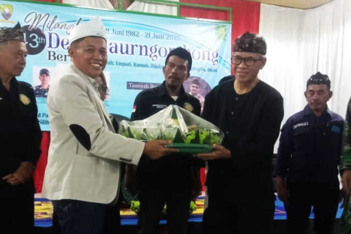 Prosesi penyerahan tumpeng dari Kepala Desa Haurngombong ( Dok.Hariansumedang.com / Dody Nsh )