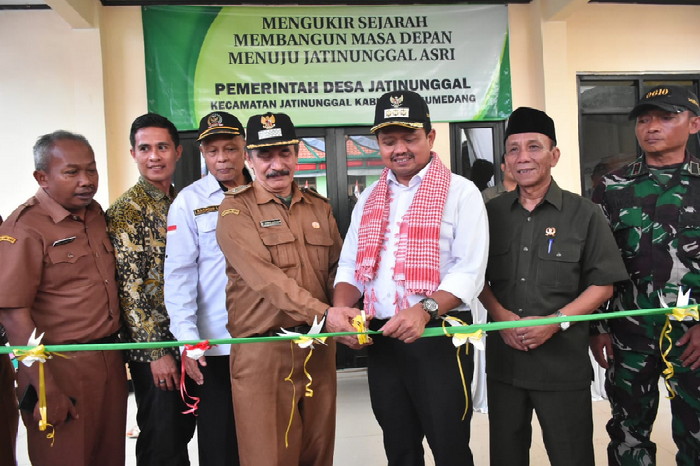 Peresmian digelar di halaman Kantor Desa Sirnasari, Senin (23/6/2025) ditandai pengguntingan pita serta penyerahan simbolis identitas penduduk oleh Bupati Sumedang Dony Ahmad Munir. ( Dok.Hariansumedang.com / Siti Kowati )