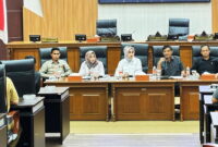 Hadir dalam acara tersebut Anggota Komisi IV, Dinas PUTR, Sekretaris Camat Surian, Kepala Desa beserta Tokoh Masyarakat dan Pemuda Surian. ( Dok.Hariansumedang.com / Siti Kowati )