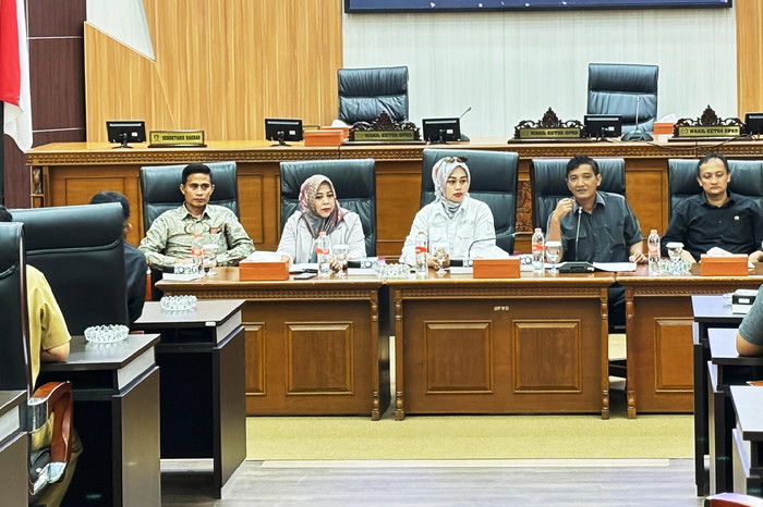 Hadir dalam acara tersebut Anggota Komisi IV, Dinas PUTR, Sekretaris Camat Surian, Kepala Desa beserta Tokoh Masyarakat dan Pemuda Surian. ( Dok.Hariansumedang.com / Siti Kowati )