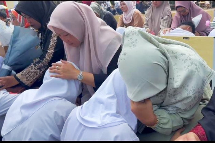 Meskipun dengan suasana tanpa kemewahan, acara yang dihadiri juga Ketua Komite Endang Rukman.S.Pd berlangsung khidmat dan penuh haru. ( Dok. Hariansumedang.com / Novi Enur Hasanah )